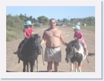 DSC01071 * Carl....tu veux faire concurrence avec les poneys?? * 640 x 480 * (55KB)